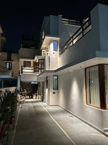6 BHK Independent House – Exterior View View at RWA Apartments, Sector 31 - for Sale