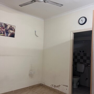 Room in 3 BHK Apartment at Gaur Atulyam, Omicron I Greater Noida – for Rent