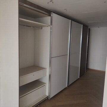 Room in 3 BHK Apartment at Prestige Hermitage, Halasuru – for Rent