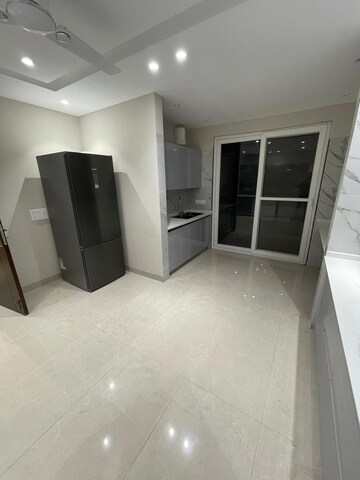 Room in 3.5 BHK Builder Floor at Dlf Phase iv – for Rent
