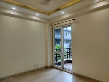 Room in 3.5 BHK Builder Floor at Dlf Phase iv – for Rent