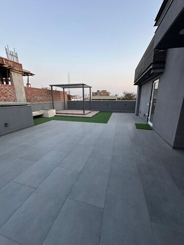 Balcony in 3.5 BHK Builder Floor at Dlf Phase iv – for Rent
