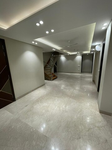 Room in 3.5 BHK Builder Floor at Dlf Phase iv – for Rent
