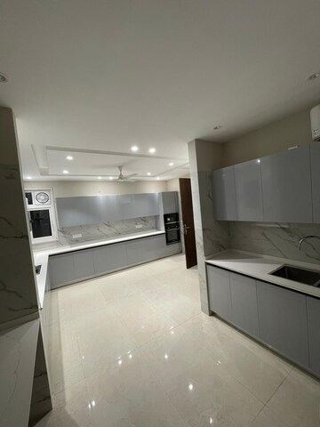 Kitchen in 3.5 BHK Builder Floor at Dlf Phase iv – for Rent