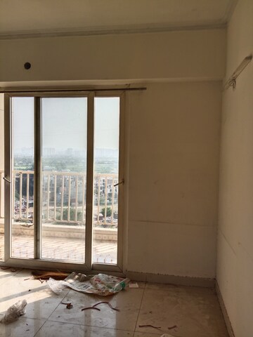 Room in 3 BHK Apartment at Saya Zion, Sector 4 Greater Noida – for Rent