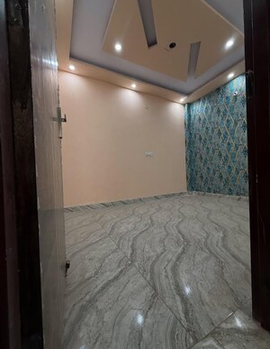 Room in 2.5 BHK Builder Floor at Sector 33 – for Sale