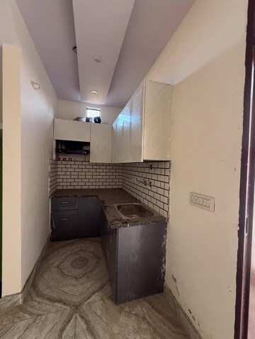 Kitchen in 2.5 BHK Builder Floor at Sector 33 – for Sale