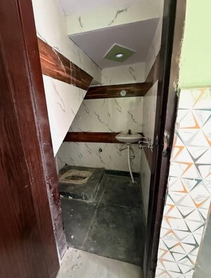 Furnished Amenities in 2.5 BHK Builder Floor at Sector 33 – for Sale