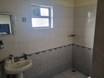 Bathroom in 3.5 BHK Apartment at Ardee City Palm Grove Heights, Sector 52 – for Rent