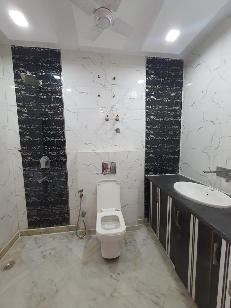 Bathroom, east punjabi bagh 3 Bedroom 170 Sq.Yd. Builder Floor In East Punjabi Bagh Delhi 8956168