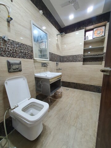 Team Area in 3 BHK Builder Floor at East Punjabi Bagh – for Sale