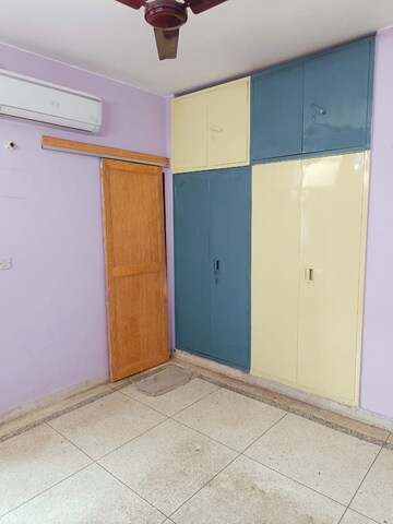 Room in 3 BHK Builder Floor at South City 1 – for Rent