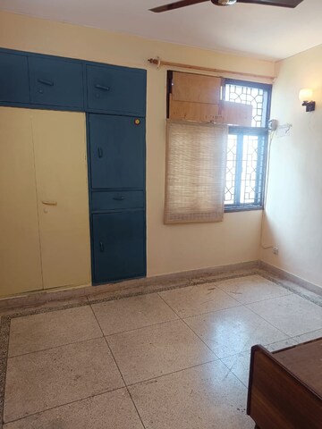 Room in 3 BHK Builder Floor at South City 1 – for Rent