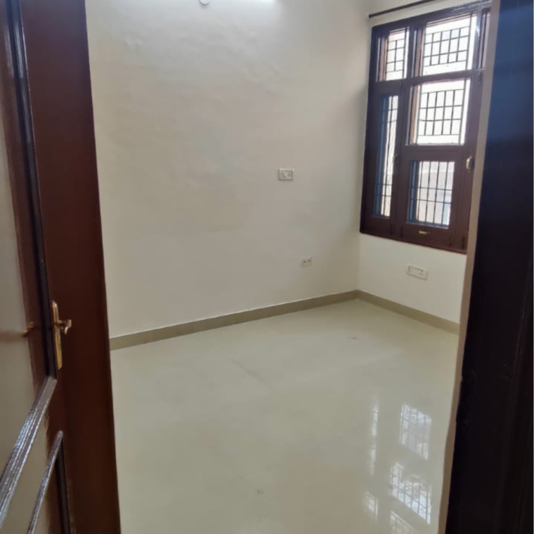 Room, parbhat road 3.5 Bedroom 150 Sq.Yd. Villa In Parbhat Road Zirakpur 8956347