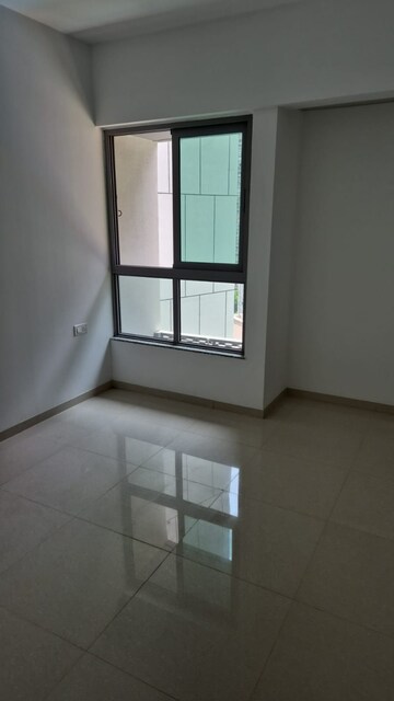 Room in 2 BHK Apartment at Kalpataru Immensa, Kolshet Road – for Sale