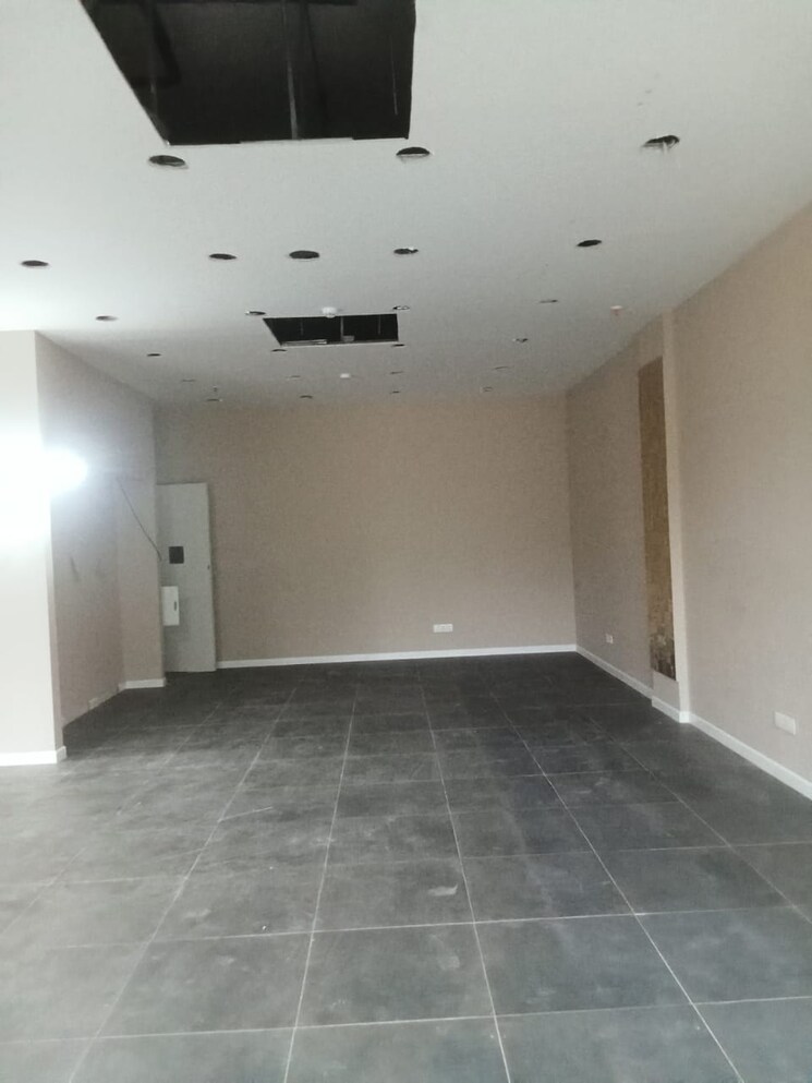 Room, kandivali west Commercial Showroom 6045 Sq.Ft. In Kandivali West Mumbai 8956681