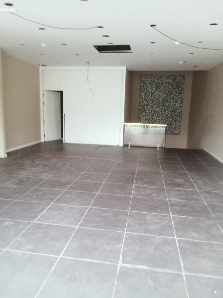 Room, kandivali west Commercial Showroom 6045 Sq.Ft. In Kandivali West Mumbai 8956681