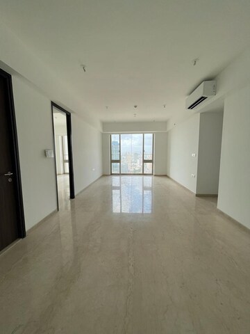 Room in 3 BHK Apartment at Worli – for Rent
