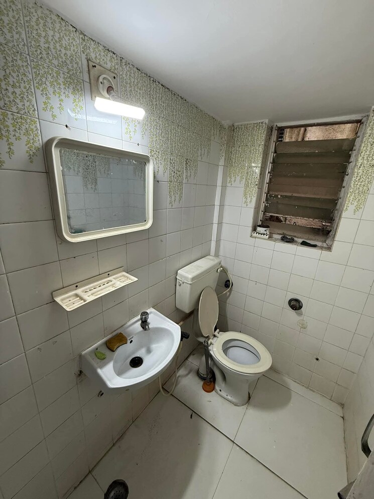 Bathroom, lokhandwala complex 1 Bedroom 400 Sq.Ft. Apartment In Lokhandwala Complex Mumbai 8957029