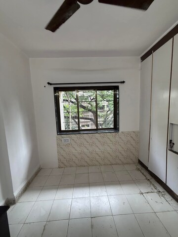 Room in 1 BHK Apartment at Lokhandwala Complex – for Rent