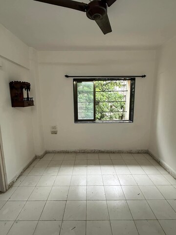 Room in 1 BHK Apartment at Lokhandwala Complex – for Rent