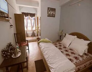 Team Area in 6+ BHK Independent House at Thoeg – for Sale