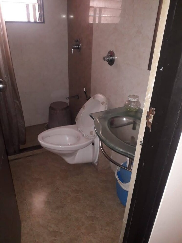 Bathroom, symphony-towers-kandivali-west 1 Bedroom 680 Sq.Ft. Apartment In Kandivali West Mumbai 8957086
