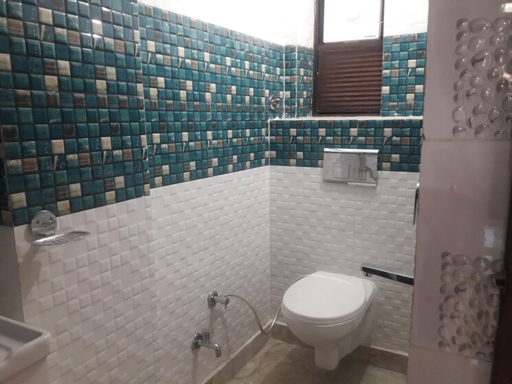 Bathroom, rohini sector 14 3 Bedroom 1400 Sq.Ft. Apartment In Rohini Sector 14 Delhi 8957045