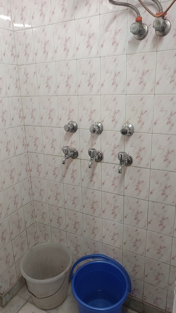Bathroom in 1.5 BHK Builder Floor at Patel Nagar – for Rent