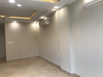 Room in 4 BHK Builder Floor at Kailash Hills – for Rent