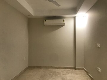 Room in 4 BHK Builder Floor at Kailash Hills – for Rent