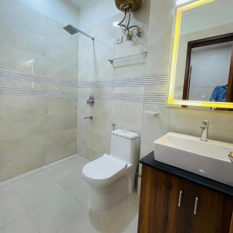 Bathroom, vipul-world-floors 3.5 Bedroom 192 Sq.Yd. Builder Floor In Sector 48 Gurgaon 8957224