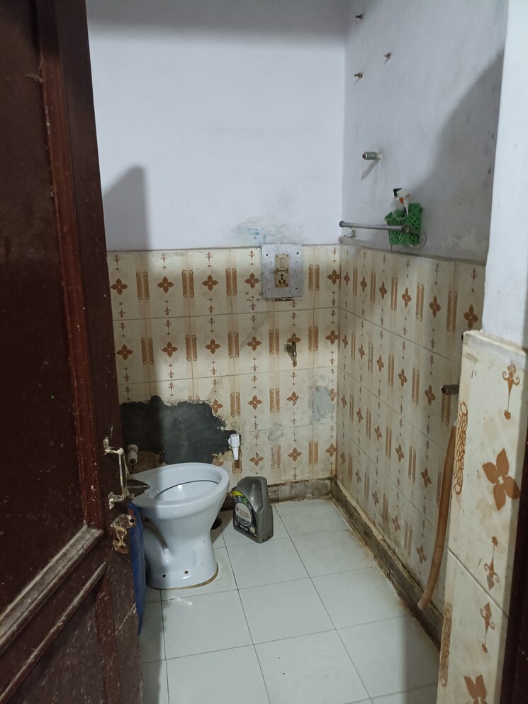 Bathroom, new friends colony Commercial Office Space in IT/SEZ 550 Sq.Ft. In New Friends Colony Delhi 8957254