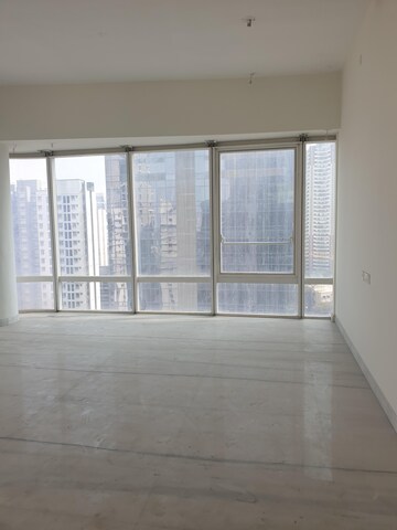 Room in 3 BHK Apartment at Indiabulls Blu, Worli – for Rent