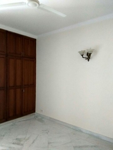 Room in 3 BHK Builder Floor at Defence Colony – for Rent