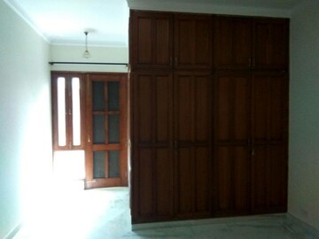 Room in 3 BHK Builder Floor at Defence Colony – for Rent