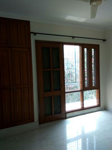 Room in 3 BHK Builder Floor at Defence Colony – for Rent
