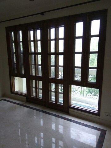Room in 3 BHK Builder Floor at Defence Colony – for Rent