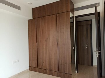 Room in 3 BHK Apartment at Worli – for Rent
