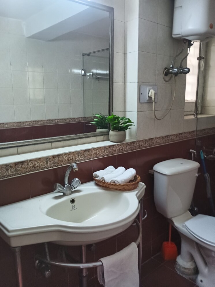 Attached Bathroom, defence colony 1 RK 350 Sq.Ft. Apartment In Defence Colony Delhi 8957335