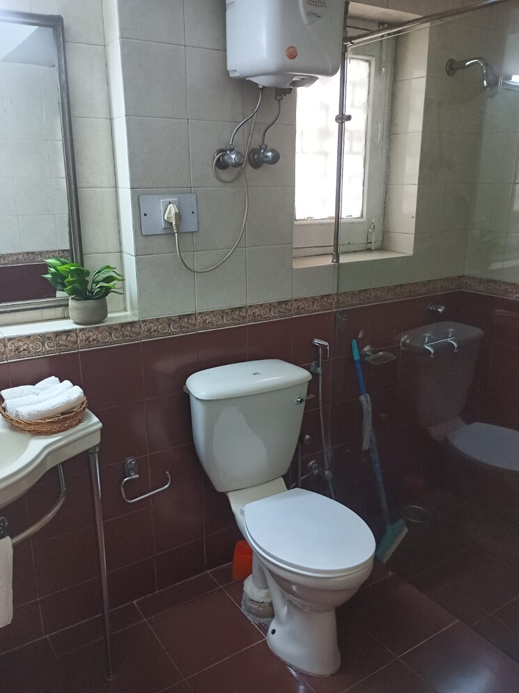 Bathroom, defence colony 1 RK 350 Sq.Ft. Apartment In Defence Colony Delhi 8957335