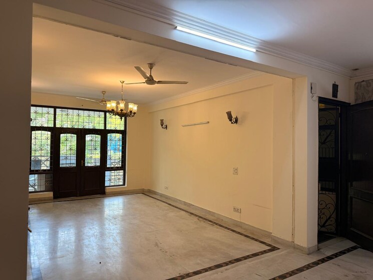 Room, gulmohar park 3 Bedroom 300 Sq.Yd. Builder Floor In Gulmohar Park Delhi 8957403