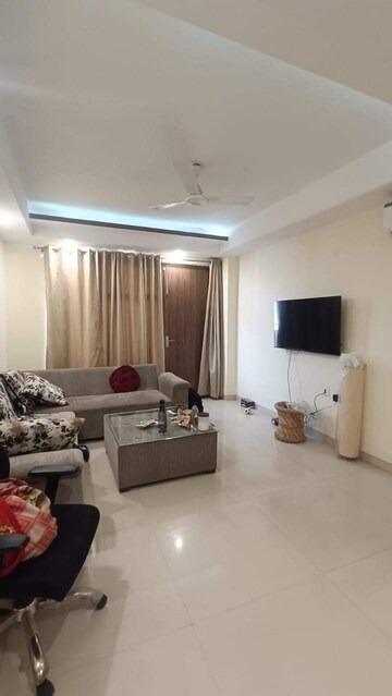 Living Room in 3 BHK Builder Floor at Sector 43 – for Rent