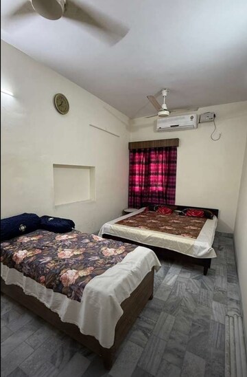 Bedroom in 3 BHK Builder Floor at Sector 41 – for Rent