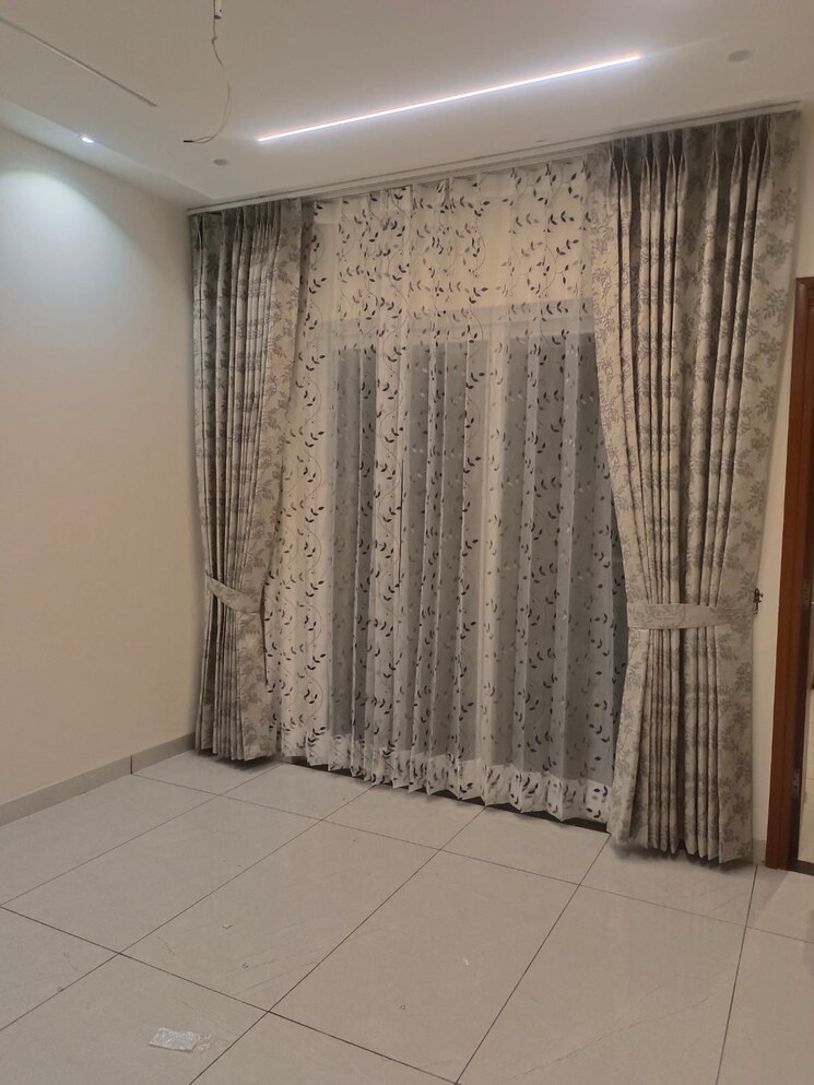 Room, vip road 3 Bedroom 1800 Sq.Ft. Independent House In Vip Road Zirakpur 8957566