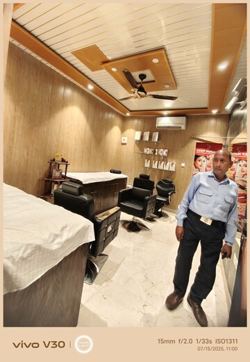 Team Area in  Showroom at Gomti Nagar – for Rent