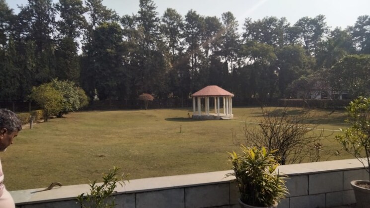 Garden, vasant kunj 3.5 Bedroom 3 Acre Villa In Vasant Kunj Delhi 8957644