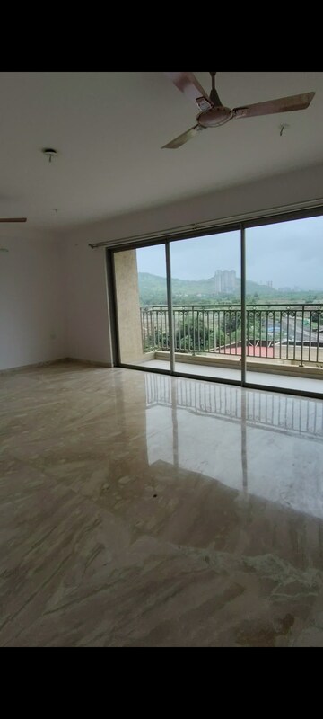 Room in 2 BHK Apartment at Hiranandani Fortune City, New Panvel – for Rent