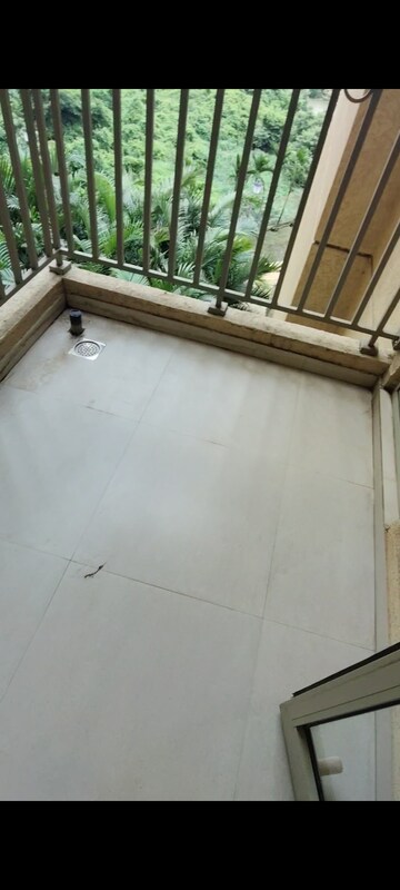 Room in 2 BHK Apartment at Hiranandani Fortune City, New Panvel – for Rent