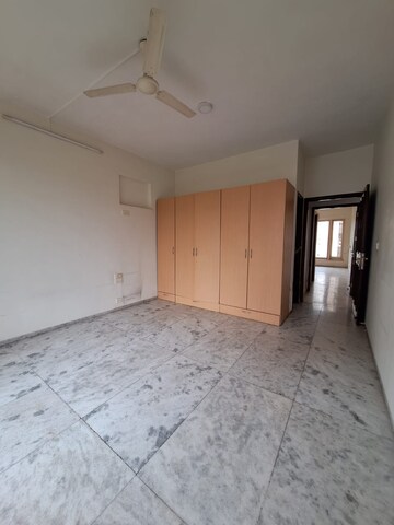 Room in 3 BHK Apartment at Usha Villa, Santacruz West – for Rent